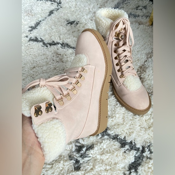 ***SOLD***🌟HOST PICK💫 NEW BABY PINK SHERPA BOOTIES ROSE GOLD HARDWARE - Picture 3 of 12